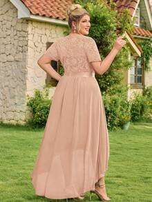 大码V领花卉蕾丝拼接雪纺高低摆半正式派对摆裙，适合生日、毕业典礼、返校等场合，夏季优雅之选。 - 香檳色 - 查看 2