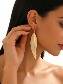 1 Pair Women's Minimalist Personalized Metal Leaf & Feather Shaped Dangle Earrings, Gold Leaf Textured Line Design Drop Earrings - Gold - View 6