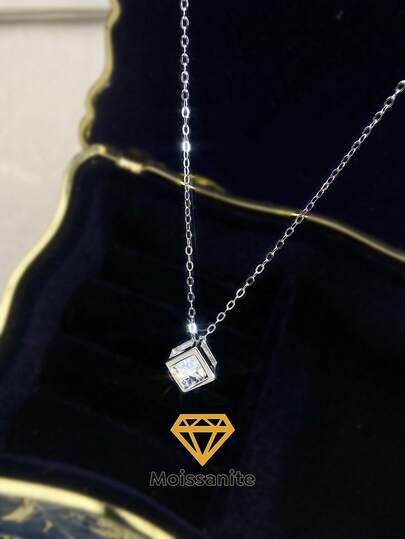 Dây chuyền đá Moissanite 1 carat, thanh lịch và sang trọng, làm từ bạc sterling 925. Thích hợp làm quà tặng đính hôn, cưới, quà tặng bạn thân, sinh nhật, kỷ niệm; trang sức cưới cho cô dâu.