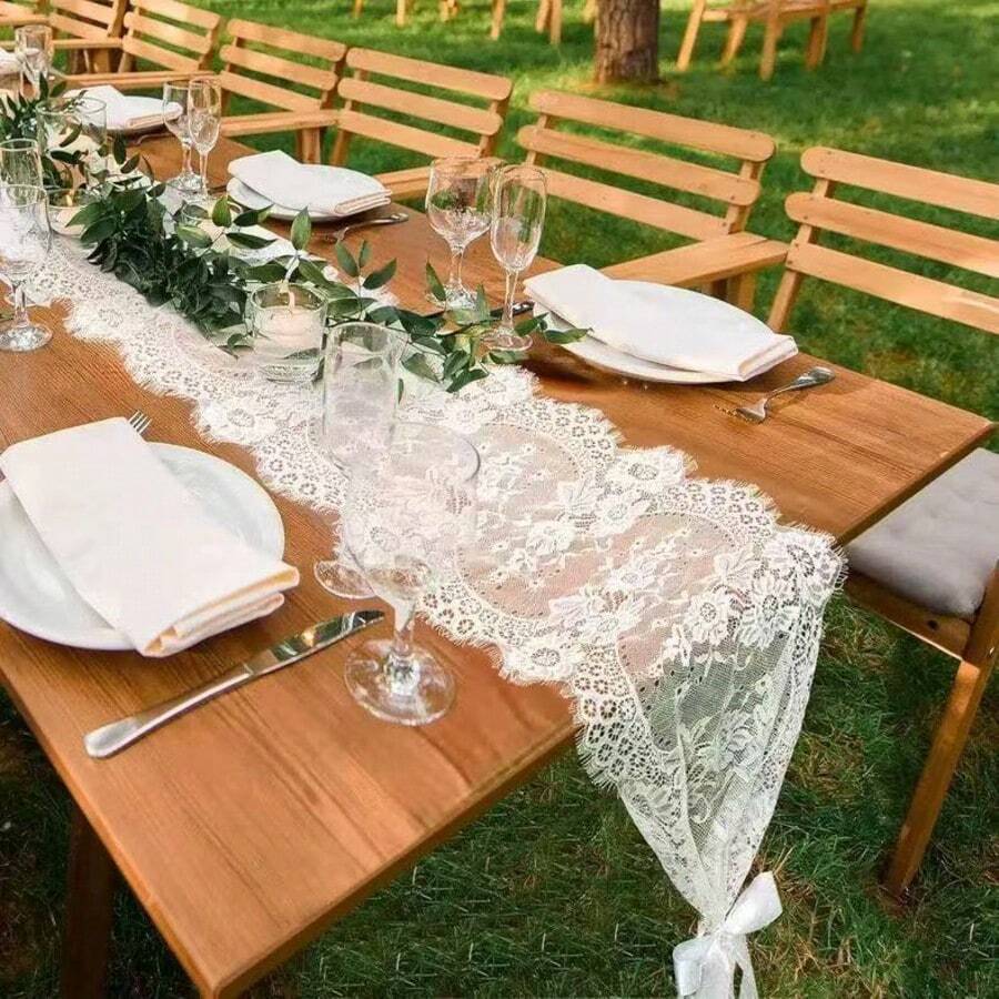 1-Piece White Openwork Lace Table Runner, Perfect For A Forest-Themed Wedding. Ideal For Tablecloths, Coffee Tables, And Dessert Tables. The Sheer Lace Texture Is Perfect For Weddings, Parties, And Food Photography, Producing Stunning Results. A Versatile Piece For Weddings, Home Decor, Parties, And Photoshoots. - 1PC/M - 查看 1