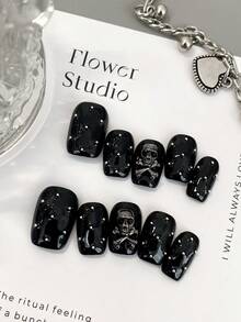 一套深色系、甜美又酷炫的纯色辣妹风短指甲，涩谷Y2K手工贴片，高端简约气质，适合派对、生日、聚会等各种场合。 - 黑色 - 查看 3