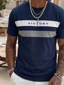 Simple Studio | Nueva camiseta casual de manga corta para hombre con bloques de color, rayas y parches con letras, adecuada para el verano, cómoda y transpirable | Moda de vanguardia - Azul Marino - Ver 2