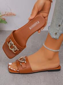 2026夏季畅销款心形水钻金属链加大码女式凉鞋，百搭时尚舒适防滑，适合室内外穿着 - 棕色 - 查看 2