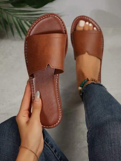 Mẫu sandal đế bằng dáng rộng, cỡ lớn, kiểu dáng retro, mũi tròn, hở mũi, hàng mới về năm 2026 dành cho nữ, thích hợp cho kỳ nghỉ ngoài trời ở bãi biển.