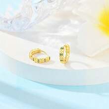 一系列纯银耳环，包括简约星形耳环、幸运扭绳耳环、星形耳环、彩虹耳环和点缀星形耳环，以及春夏系列，其中包括小巧的花朵耳环和波浪形仿珍珠耳环。无论是作为礼物还是日常佩戴，这些耳环都深受年轻女性的喜爱。 - 彩色 - 查看 7