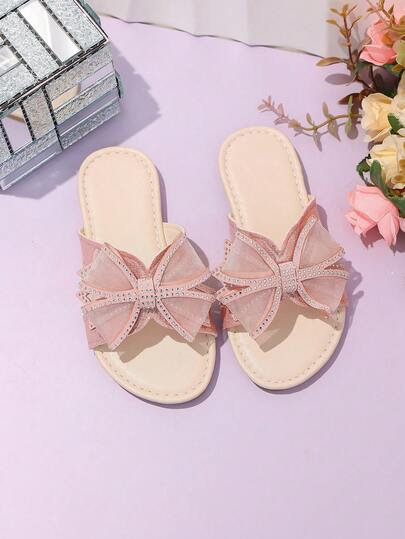 1 đôi dép thời trang cỡ lớn màu hồng cho bé gái, chất liệu da mềm mại kết hợp lưới đính đá lấp lánh hình cỏ bốn lá, mũi tròn, hở ngón, mềm mại, chống trơn trượt, kiểu dáng công chúa đi biển, thời trang quyến rũ, phù hợp cho sinh hoạt hàng ngày, lễ hội, tiệc tùng, mùa xuân/hè. Hàng mới về