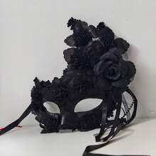 手工制作的高品质装饰面具，适用于派对、音乐会、KTV等场合。买一送一 - 威尼斯面具，男女皆宜的化装舞会公主面具，羽毛、花卉、蕾丝全脸、半脸白色、黑色、金色闪光面具，适合万圣节、圣诞节、节日佩戴。随机赠送礼品。 - 查看 8