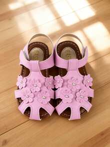 畅销款3-12岁女童珍珠花朵护趾凉鞋。浅粉色+多层立体花朵+珍珠装饰。头带式护趾结构+魔术贴绑带。棕色防滑鞋底+白色点缀。甜美公主风。适合日常上学/休闲外出/派对/节日等场合。春夏百搭凉鞋！ - 粉色 - 查看 1