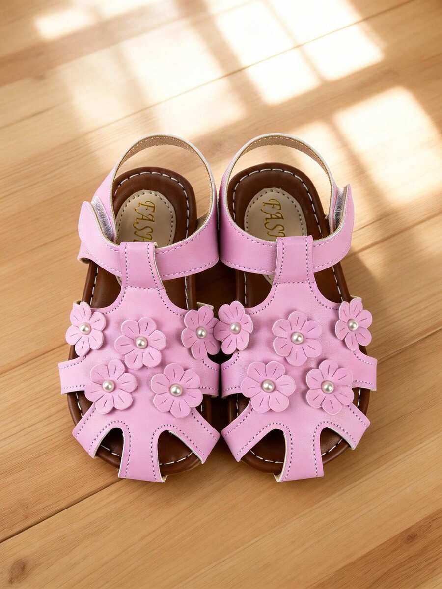 畅销款3-12岁女童珍珠花朵护趾凉鞋。浅粉色+多层立体花朵+珍珠装饰。头带式护趾结构+魔术贴绑带。棕色防滑鞋底+白色点缀。甜美公主风。适合日常上学/休闲外出/派对/节日等场合。春夏百搭凉鞋！ - 粉色 - 查看 1