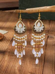 一对波西米亚风复古耳环，饰有雕刻图案和油滴状细节，泪滴状流苏由串珠制成。适合女士在节日庆典时佩戴。 - 白色 - 查看 13