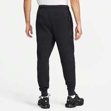 Nike Chelsea FC 23/24 Tech Fleece 男裤轻盈保暖透气修身弹力腰部可调节抽绳侧拉链口袋易清洁亲肤健身房训练日常通勤下班后秋冬运动黑色 DV4832-426 - 黑色 - 查看 2