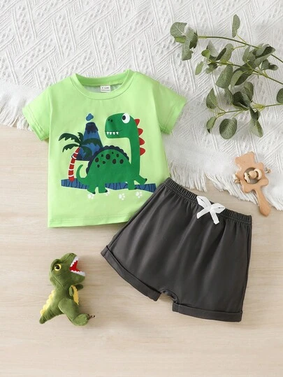 Bộ đồ hè mới 2 món cho bé trai gồm áo thun ngắn tay in hình khủng long và núi lửa hoạt hình + quần short ống rộng có dây rút, trang phục thường ngày nhẹ nhàng, thoáng khí, dễ thương và thoải mái cho bé trai mặc hàng ngày và trong kỳ nghỉ hè.