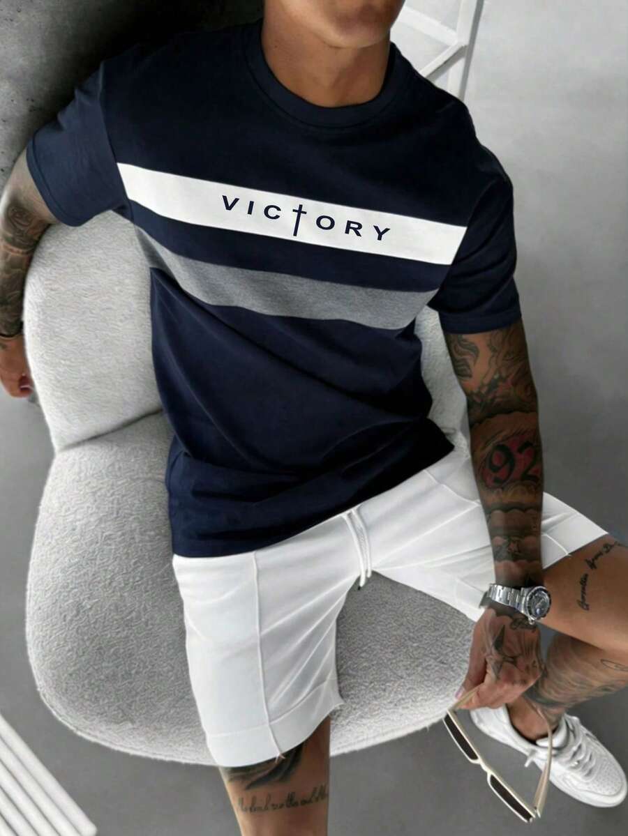 Simple Studio | Nueva camiseta casual de manga corta para hombre con bloques de color, rayas y parches con letras, adecuada para el verano, cómoda y transpirable | Moda de vanguardia - Azul Marino - Ver 1