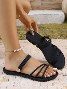 Sandalias con hebilla de diamante de agua, planas y antideslizantes, de punta abierta y estilo romano versátil, con diseño de correa delgada que estiliza los pies, adecuadas para ir al trabajo y de vacaciones, estilo suave y blanqueador para mujeres - Negro - Ver 3