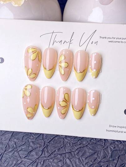 10 miếng dán móng tay thủ công, móng giả, miếng dán nghệ thuật móng tay, miếng dán móng tay ngắn mùa hè, phong cách Y2K, màu nude, vàng, vàng kim, hoa vàng vẽ tay với viền vàng, chấm bi trắng và đầu móng kiểu Pháp màu vàng với đường kẻ vàng, phong cách ngọt ngào và tươi mới, thích hợp cho các quý cô và các bạn gái sử dụng khi đi dã ngoại, tụ họp bạn bè và đi làm hàng ngày.