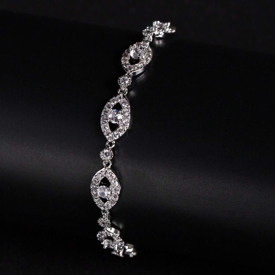 1条16.5厘米+1.5厘米可调节长度女士时尚手链，配有可拆卸延长扣，镶嵌立方氧化锆，镂空设计。简约时尚，适合女士日常佩戴、节日、约会、送礼。