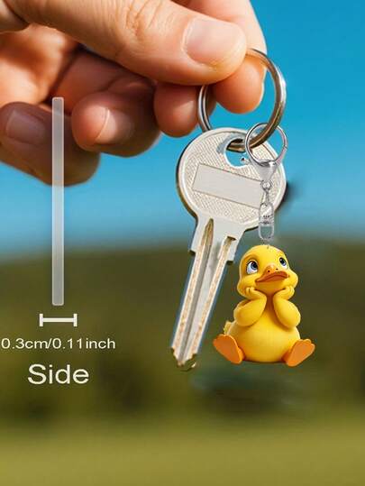 2D扁平黄色可爱小鸭钥匙扣，兼容背包和车钥匙；配备304不锈钢链，休闲钥匙扣，可用作维修工具箱钥匙扣、趣味背包配件、行李牌、宠物牌、糖果袋配件。适合商家、DIY爱好者和动物保护协会的休闲配饰；也可用作办公室挂饰、派对礼物、手机挂件、家门钥匙扣、健身包配件、行李识别牌、纪念礼品。