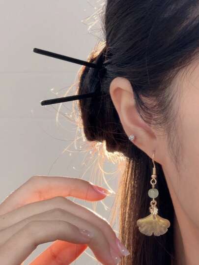 一对杏叶吊坠耳环，手工制作复古风格饰品，优雅配饰，适合日常佩戴，可作礼物。