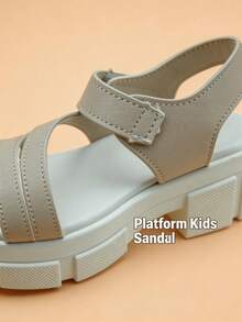 Gợi ý bí mật: Dép xăng đan đế dày thoải mái, kiểu dáng thường ngày dành cho trẻ em từ 3-12 tuổi. Chất liệu giả da màu be nhạt, mờ, thiết kế nhiều lỗ chéo, hở ngón, đế dày, quai sau có khóa dán. Đế chống trượt màu trắng. Kiểu dáng đơn giản, mát mẻ, dễ phối đồ. Thích hợp cho đi học/đi làm/du lịch nhẹ hàng ngày. Hoàn hảo cho trang phục ngoài trời mùa xuân và mùa hè! - Màu be - Xem 10