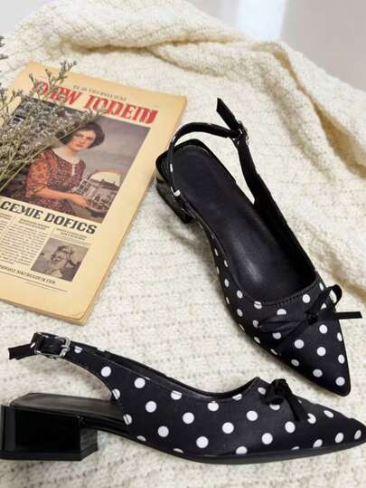 Giày cao gót mũi nhọn chấm bi cho nữ, quai hậu kiểu slingback, chi tiết nơ tinh tế, quai sau điều chỉnh được, thiết kế retro thanh lịch, phù hợp cho công sở và những buổi đi chơi cuối tuần, kết hợp hoàn hảo với váy midi và trang phục công sở để tôn lên vẻ thanh lịch vượt thời gian.