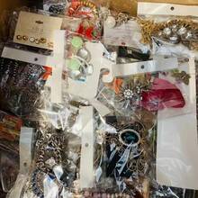Random Surprise Set Includes 1 Charming Fashion Earring, Necklace, Hair Clip, And Brooch. An Ideal Gift For Mother's Day And Perfect For Festive Outfits-Stylish For All Seasons. (No Gift Box Included) - 1PCS - 查看 4