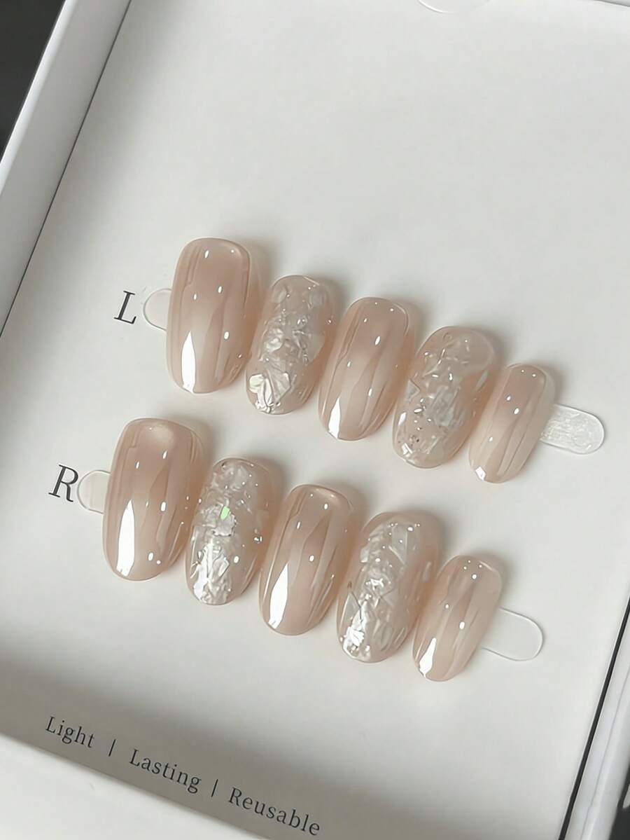 10片中號橢圓形假指甲,裸杏色半透明鏡面底色,銀白色貝殼碎片與細閃亮片設計,手工壓克力穿戴甲,附果凍膠、黏貼棒與指甲锉 - 彩色 - 查看 1
