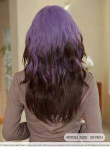 7JHH WIGS 中长款神秘紫黑色波浪假发，20英寸蓬松卷曲刘海，高密度全机织耐热纤维合成假发，适合角色扮演、万圣节、嘉年华、音乐节等派对佩戴。 - 漸層紫 - 查看 4