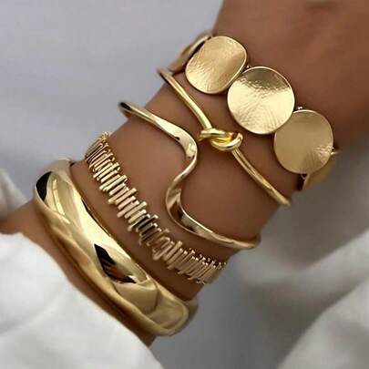 Bộ 5 chiếc vòng tay kim loại bản rộng, kiểu dáng cổ điển, họa tiết hình học phóng đại sang trọng, thích hợp để đeo hàng ngày và làm quà tặng.