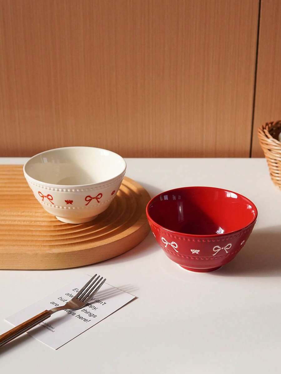 Bát sứ với họa tiết chấm bi và nơ dập nổi; Một chiếc bát tráng miệng tinh tế với họa tiết bướm; Đơn giản nhưng trang nhã; Lý tưởng để sử dụng hàng ngày trong gia đình, làm đồ dùng nhà bếp, đĩa phục vụ tiệc tùng và ăn uống, đĩa tráng miệng trà chiều và giá đựng bánh; Hoàn hảo làm quà tặng