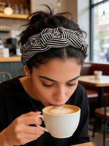 1件复古优雅发箍，多功能宽条纹发夹，新款黑白条纹女士发饰，刘海和碎发夹，精致面部发箍，适合日常佩戴、节日和外出，是送给女孩的绝佳礼物，既可作为美容和家居发饰，也可作为旅行配饰。 - 彩色 - 查看 12