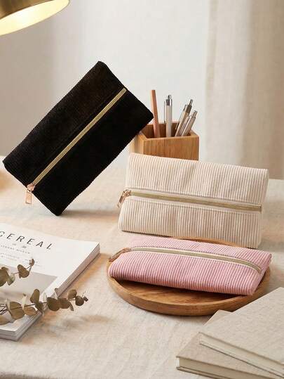 这款2026新款简约灯芯绒铅笔盒，既吸睛又时尚。采用灯芯绒材质，功能多样，并配有可重复使用的内衬。它既可以作为学生铅笔盒，也可以作为青少年办公学习用品，或作为返校礼物。这款铅笔盒非常适合返校季，同时也是情人节、教师节、春节和生日等节日的惊喜礼物之选。