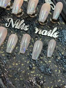 10片长棺材型手工女士可佩戴美甲贴纸，完全覆盖且可重复使用，中等粘度，浅粉色指甲上覆盖着银白色激光闪光层，并辅以彩虹般的虹彩，在光线下折射出柔和的蓝色、绿色和金色色调，与裸色底色形成柔和的对比。 - 淺粉色 - 查看 6