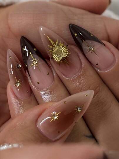 Y2K 中号尖头按压式美甲贴片，24 片装 DIY 套装，采用透明裸色底色搭配深棕色法式尖头，饰以 3D 金属爱心和金色星形水钻，充满中东复古风情，轻盈奢华，个性十足，是派对、音乐节和日常佩戴的理想之选；可拆卸，可重复使用。