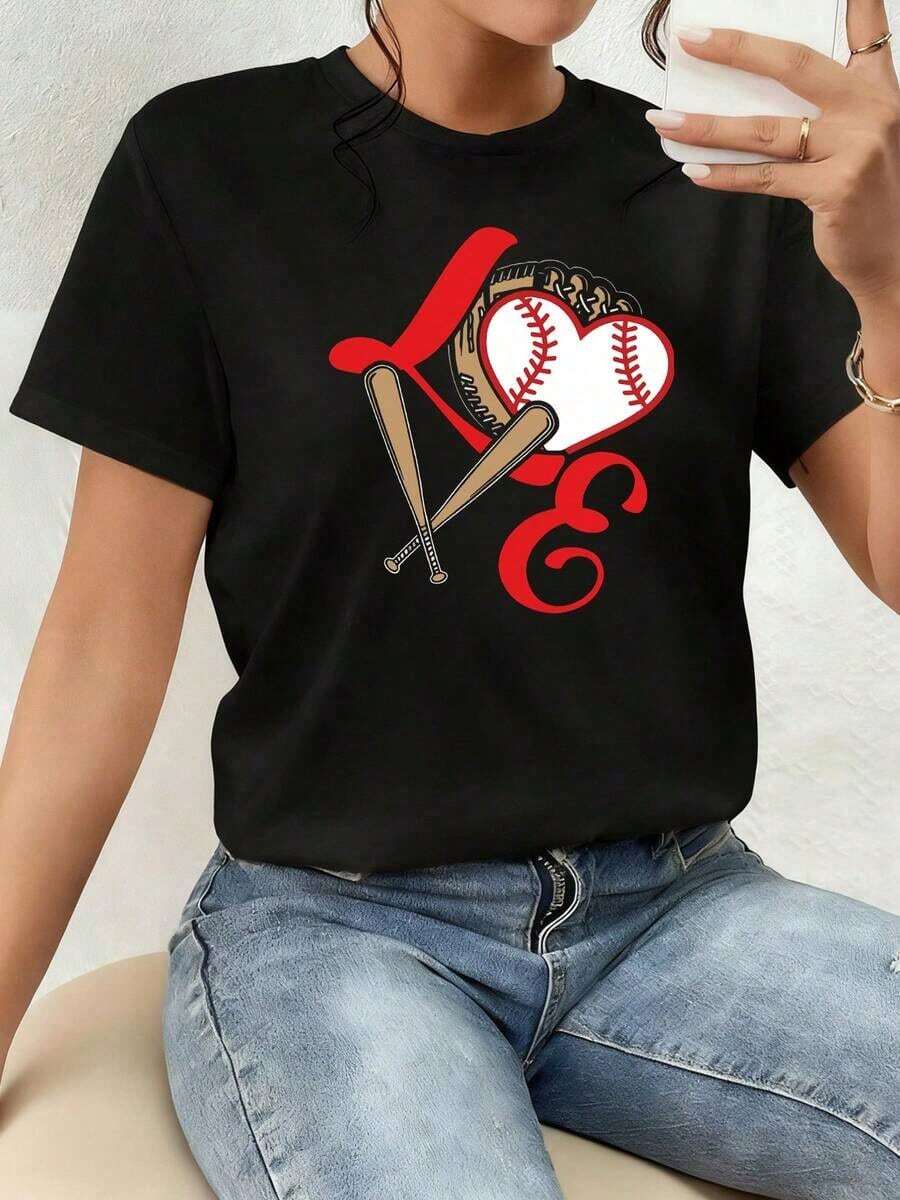 The Print Features A Heart With A Baseball Texture, Embraced By A Glove And Two Crossed Bats, Symbolizing The Love Of The Sport, Passion, And Team Unity. Women's T-Shirt, 100% Cotton, Comfortable For Everyday Wear, Modern And Soft - 黑色 - 查看 1