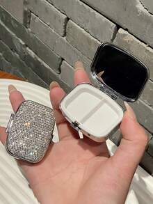 Hộp đựng thuốc mini sang trọng đính đá lấp lánh - Thiết kế thanh lịch, lấy cảm hứng từ trang sức với khóa kim loại chắc chắn. - Nhiều màu - Xem 3