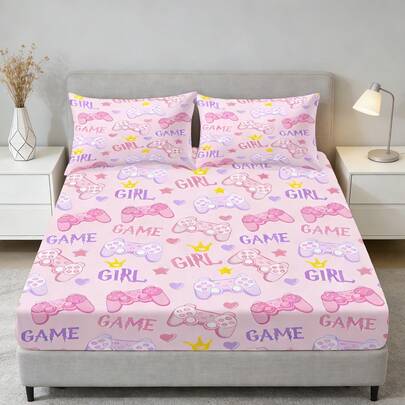 粉色三件套床笠，游戏机图案印花（1个床笠+2个枕套，不含枕芯）。采用聚酯纤维面料，柔软亲肤，可机洗或手洗。这款可爱风格的床笠适合装饰卧室或客房，高清印花设计也使其成为宿舍和旅行的理想之选。