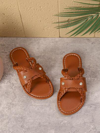 1双欧美夏季新款编织水钻凉鞋，女童复古仿皮单带拖鞋，幼儿软底防滑透气室内外休闲鞋，适合活泼时尚的女孩，复古棕色柔和耐穿，手工编织+铆钉装饰人字拖凉鞋，适合上学、日常穿着、户外野餐、居家聚会等各种场合。