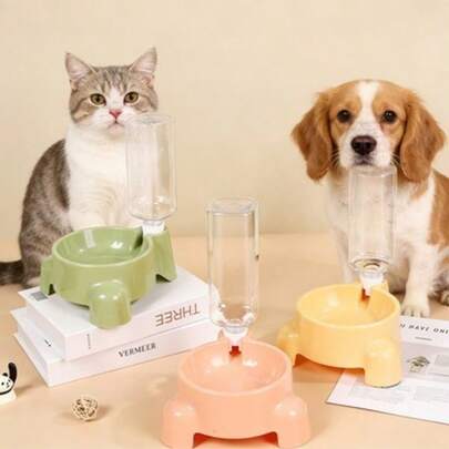 1个500毫升大容量宠物饮水器，适用于猫狗，虹吸式喂水，三脚稳固设计，防滑垫，可拆卸方便清洗，防溢漏，适用于各种场合。