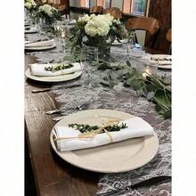 1-Piece White Openwork Lace Table Runner, Perfect For A Forest-Themed Wedding. Ideal For Tablecloths, Coffee Tables, And Dessert Tables. The Sheer Lace Texture Is Perfect For Weddings, Parties, And Food Photography, Producing Stunning Results. A Versatile Piece For Weddings, Home Decor, Parties, And Photoshoots. - 1PC/M - 查看 3