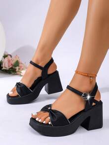 2026新款轻便厚底折叠时尚高跟凉鞋，柔软网面材质，四季皆宜，尺码齐全，价格实惠，坡跟设计，休闲百搭，适合户外、派对、婚礼等场合，亮面防水，露趾，绑带装饰 - 黑色 - 查看 6