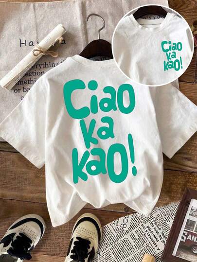 Áo thun trắng tay ngắn cổ tròn dáng rộng, thời trang, in chữ 'Ciao Ka Kao!' màu xanh lá cây, chất liệu co giãn tốt, kiểu dáng thường ngày, dễ thương.