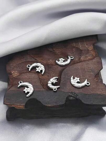 一套5件星月波西米亚风项链吊坠配饰，适合日常佩戴、节日和派对场合。