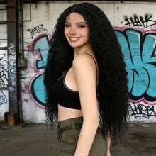 超长深波浪卷发自然黑色合成蕾丝前假发 – 13x4x1 透明高清蕾丝中分，耐热纤维，逼真蓬松卷发假发，适合女性日常佩戴、派对、角色扮演、Y2K 和街头风格，无需胶水即可佩戴。 - 黑色 - 查看 7