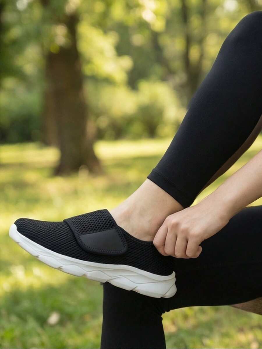 Giày thể thao nữ siêu nhẹ, thoáng khí, màu đen, chất liệu lưới, kiểu dáng casual, khóa dán dễ dàng tháo/mặc, giày đi bộ, phom rộng, giày mùa hè kiểu mẹ. - Đen và trắng - Xem 1