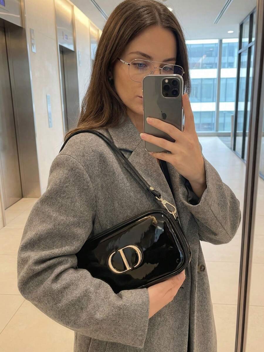 1 chiếc túi máy ảnh mini bằng da bóng màu đen, có dây đeo tháo rời - Phong cách sang trọng dự tiệc, chi tiết logo kim loại, hình chữ nhật, túi đeo vai đa năng phù hợp cho các buổi tối đi chơi và câu lạc bộ.