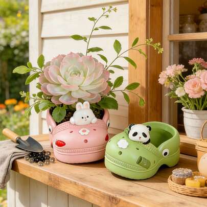 Chậu trồng cây hình giày bằng nhựa lấy cảm hứng từ phong cách cổ điển, chậu trang trí hình động vật dễ thương dùng để trồng cây mọng nước, thảo mộc và hoa nhỏ, vật trang trí nhà cửa và sân vườn đa năng cho bàn làm việc, kệ sách, hiên nhà và ban công, đồ thủ công bằng nhựa độc đáo mang đến nét duyên dáng vui tươi cho bất kỳ không gian nào, hoàn hảo để trưng bày cây cảnh mini, ý tưởng quà tặng tuyệt vời cho bạn bè, gia đình và những người sưu tầm cây cảnh.