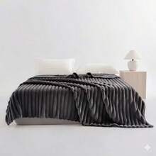 1条柔软保暖的条纹毛绒毯，用途广泛，适用于卧室、沙发、旅行、办公室等场所，四季皆宜，是送给亲朋好友的完美圣诞节和万圣节礼物。 - 深灰色 - 查看 2