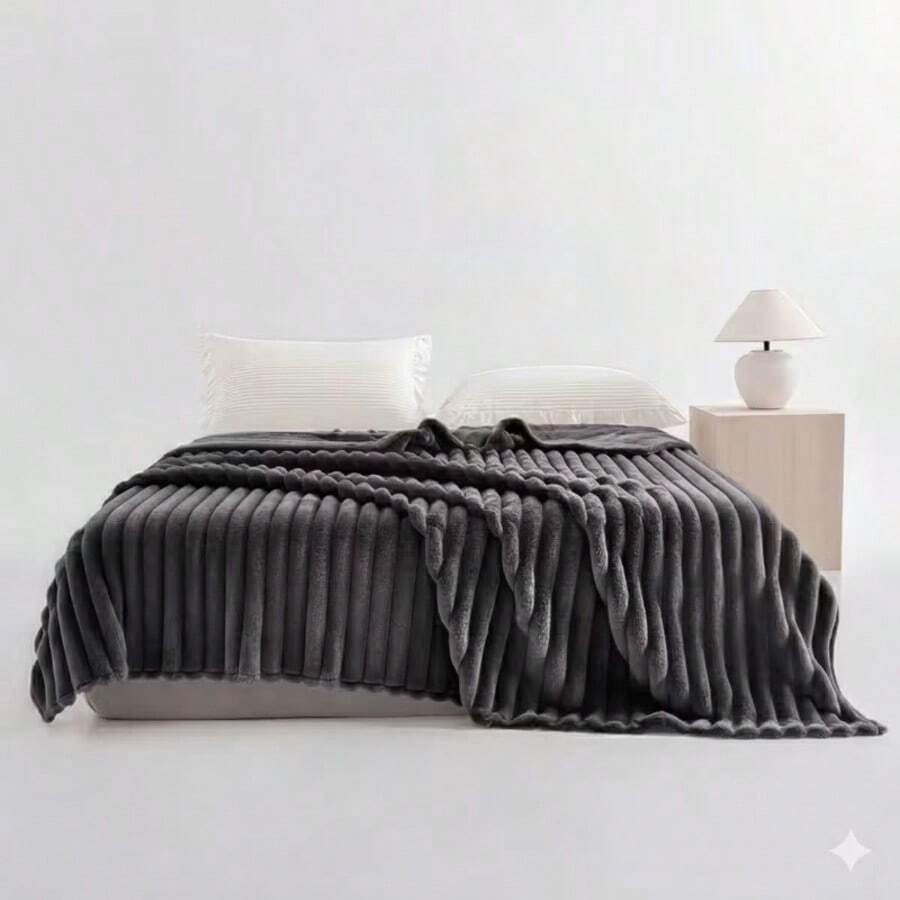 1条柔软保暖的条纹毛绒毯，用途广泛，适用于卧室、沙发、旅行、办公室等场所，四季皆宜，是送给亲朋好友的完美圣诞节和万圣节礼物。