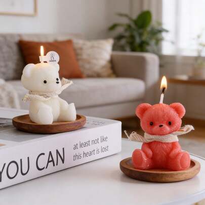 可爱暴躁小熊香薰蜡烛，手工制作，采用大豆蜡制成，造型可爱，适合用作桌面摄影道具和礼品，是冥想和舒缓压力的理想之选，也适用于婚礼场地、圣诞节场地、餐厅、客厅、瑜伽馆、冥想、生日蜡烛、母亲节礼物、情人节礼物、成人礼物、婚礼蜡烛、家居装饰、房间装饰等场合。