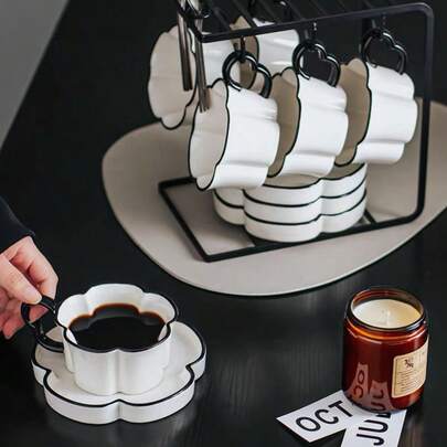 Bộ tách và đĩa cà phê bằng gốm hình cánh hoa, mang thiết kế tối giản kiểu Scandinavia, được chế tác đặc biệt dành cho trà chiều tại văn phòng hoặc ở nhà. Được làm theo tiêu chuẩn cao nhất với tay nghề tinh xảo, bộ sản phẩm bắt mắt này là món quà sinh nhật tuyệt vời hoặc món quà ý nghĩa dành tặng khách – có thể tái sử dụng và chỉ rửa bằng tay, đây là món quà hoàn hảo cho Ngày của Mẹ hoặc Ngày của Cha.